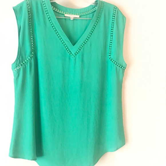 41 Hawthorn Tops - Emerald green V-neck sleeveless blouse